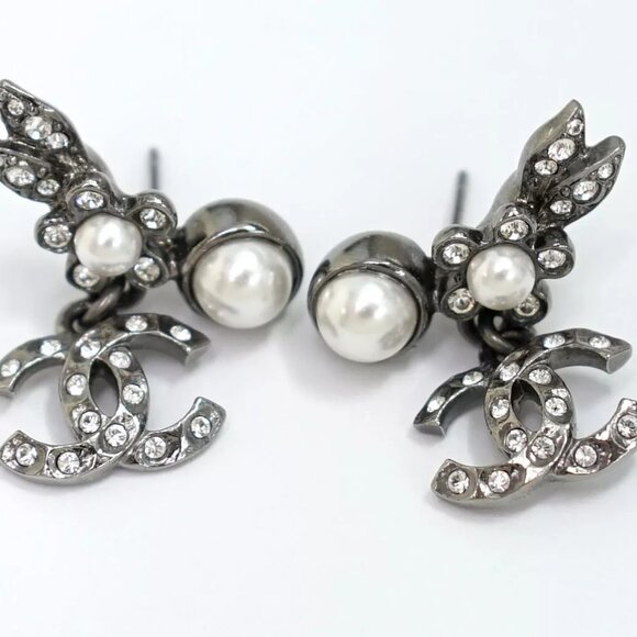 CHANEL CC Logo Rhinestone Pearl Flower Stud Earrings Silver Tone C21B Auth w/Box - Picture 12 of 16